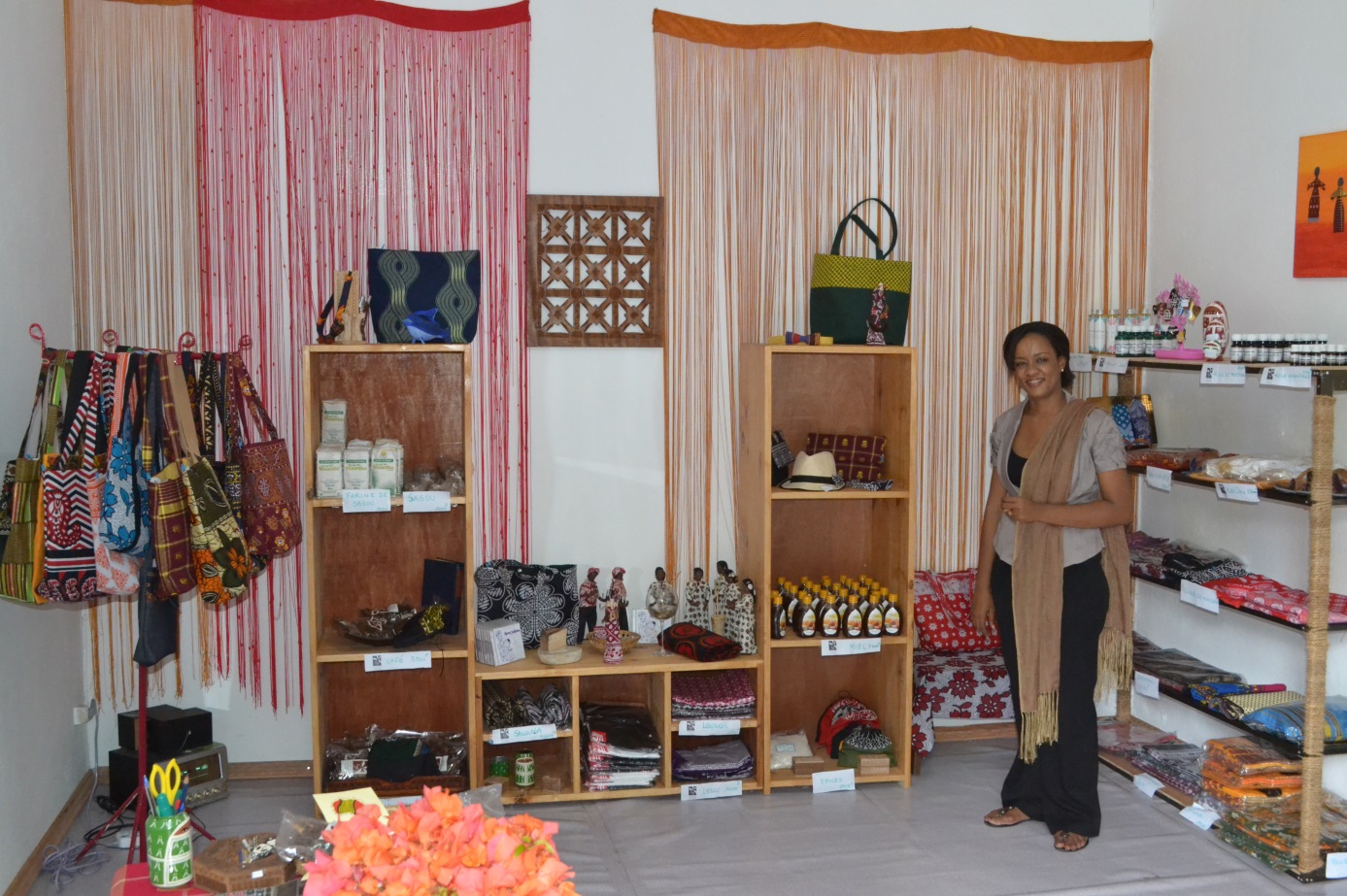 Amina Mzé dans son magasin "Hazi Ya Comores"