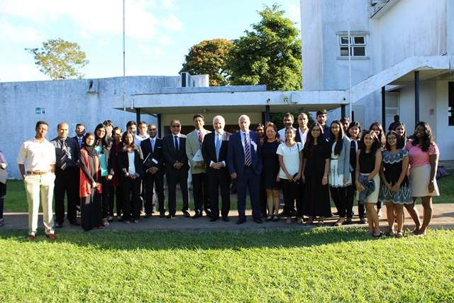 L'Ambassadeur de France à Maurice entouré des alumni mauriciens ayant bénéficié de cet accord